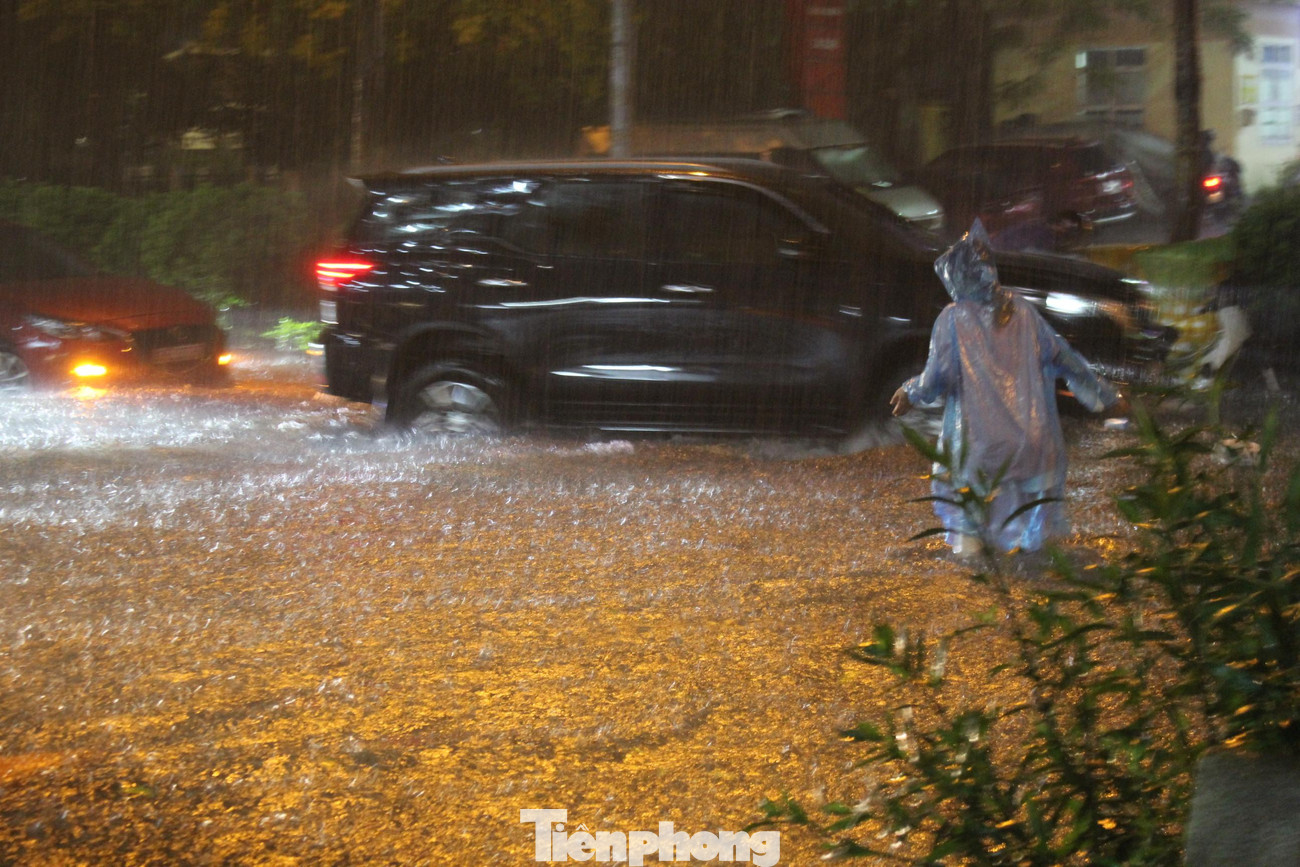 Cơn mưa lớn vào khoảng 20h ngày 13/6 kèm theo dông, gió giật mạnh, sấm sét ở Hà Nội đã nhanh chóng khiến nhiều điểm trong thành phố bắt đầu ngập lụt.