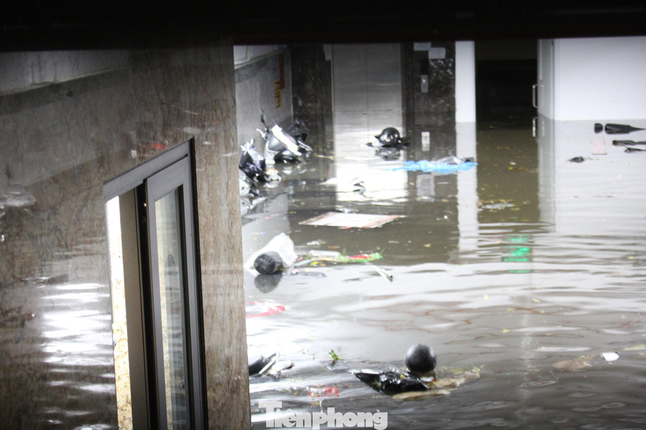 Một hầm để xe trên đường Trần Vỹ chìm trong "biển nước" chỉ sau khoảng 30 phút trời đổ mưa, độ ngập sâu đạt khoảng 65 - 75cm.