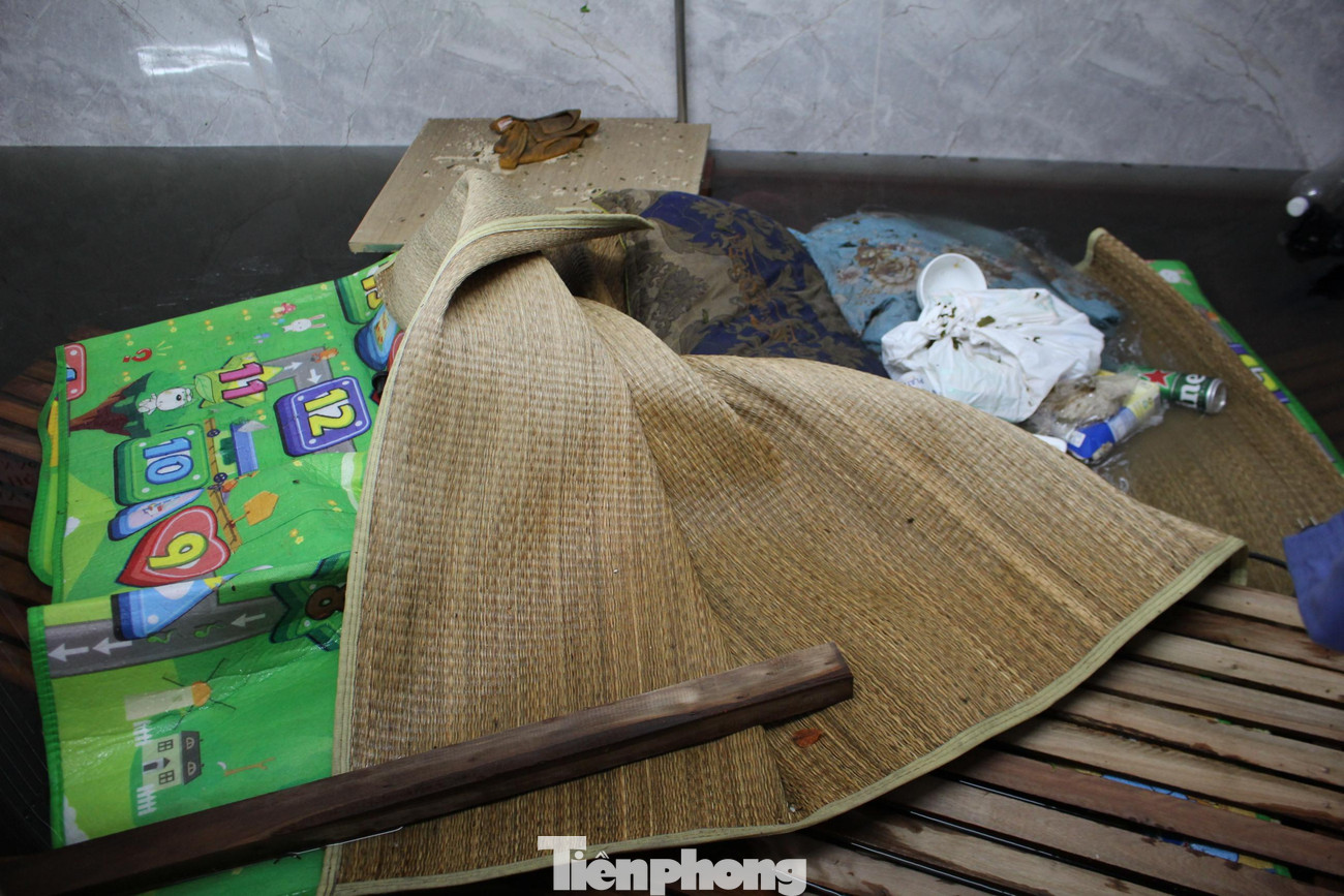 Do lượng nước mưa đổ dồn xuống hầm để xe quá nhanh và quá lớn, nhưng hệ thống thoát nước lại "quá tải" nên chăn, màn, quần áo, đồ dùng cá nhân của nhiều bảo vệ hầm để xe chìm trong dòng nước. Thậm chí, ông Đỗ Xuân Kỷ (60 tuổi, bảo vệ) đã phải ngủ qua đêm trên hiên của một tòa nhà văn phòng.