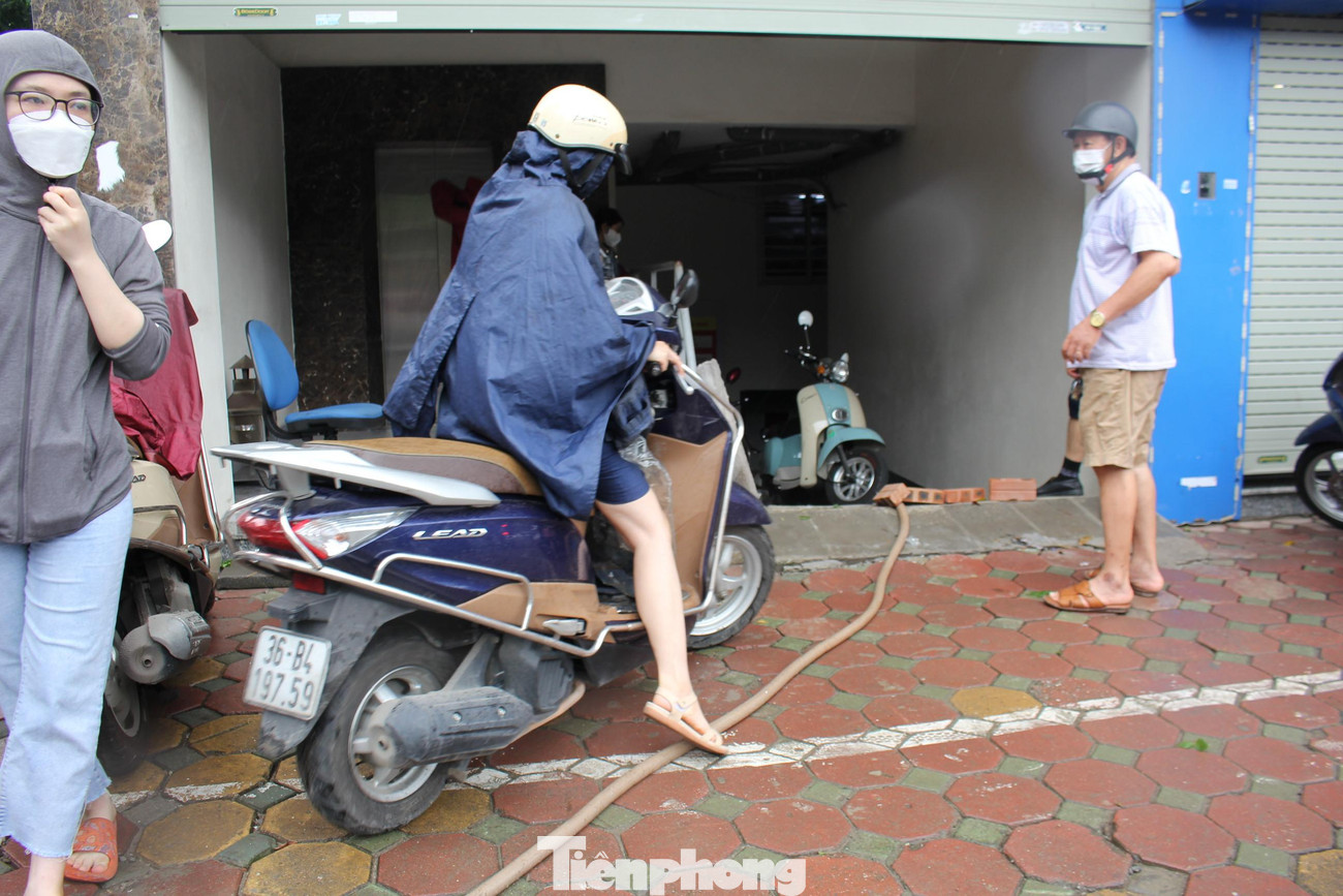 Việc này khiến không ít cư dân và nhân viên văn phòng không thể lấy được xe ra ngoài để đi làm.