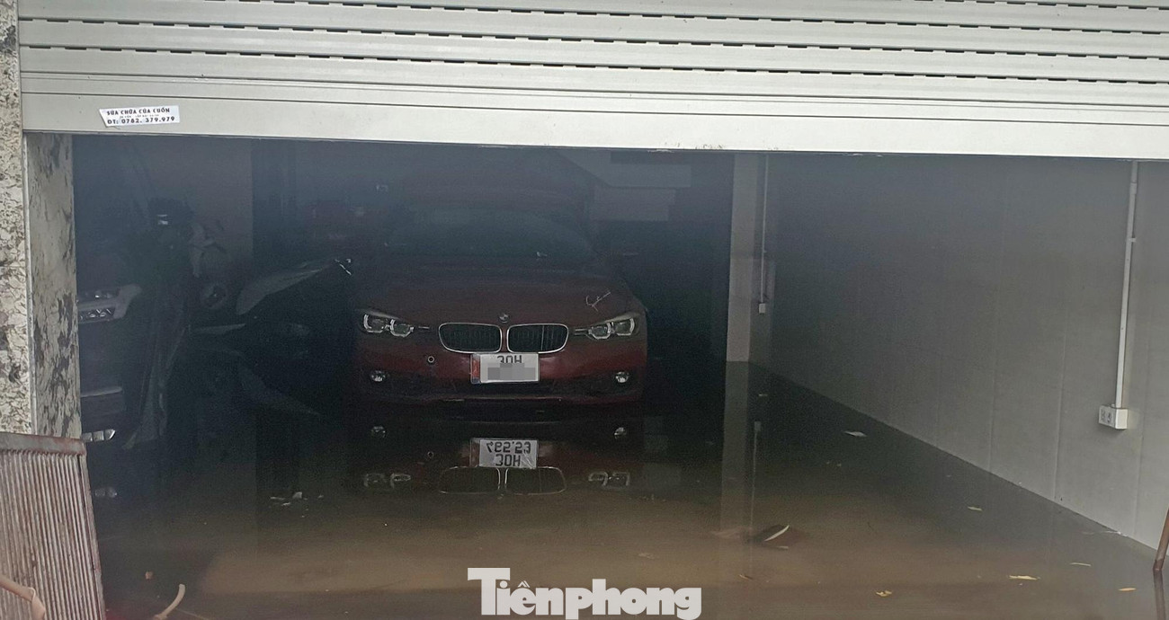 Nhiều xe ô tô hạng sang bị ngâm trong nước ở hầm để xe nhiều giờ khiến khổ chủ xót xa.