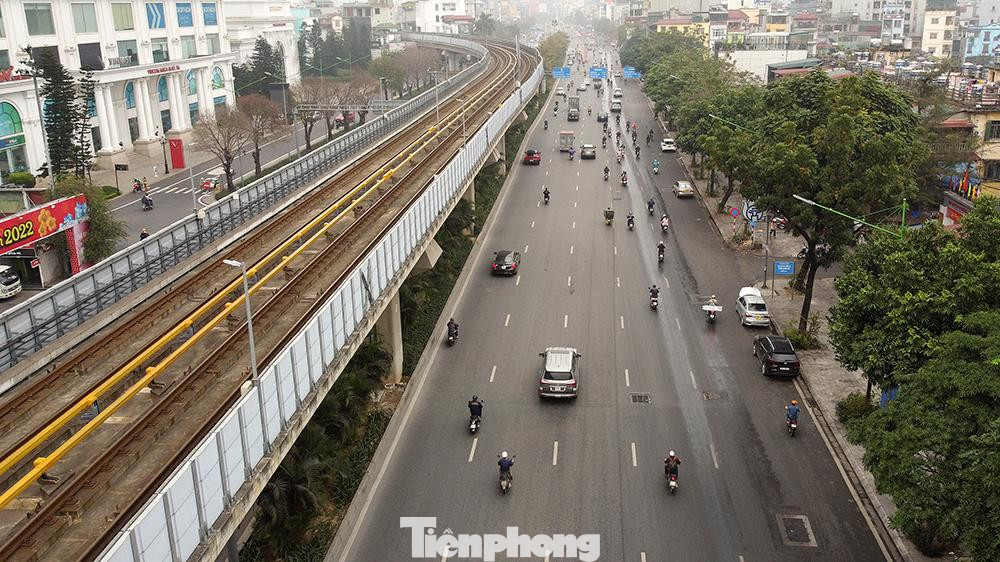 Những ngày đầu tháng 3 này, những con phố Hà Nội lại hun hút, thưa vắng bóng người và phương tiện giao thông qua lại.
