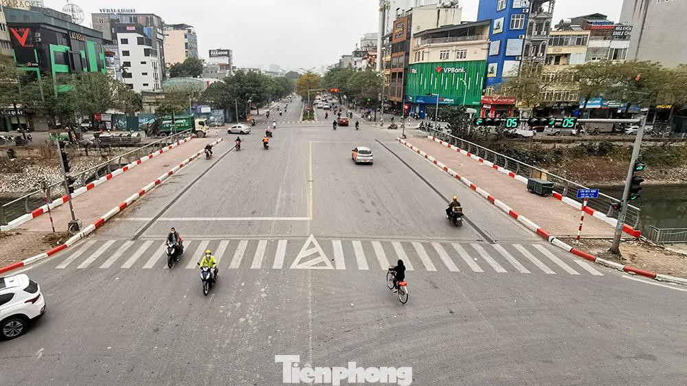 Nút giao Nguyễn Khánh Toàn - Đường Bưởi - Đào Tấn cũng thông thoáng khác thường.