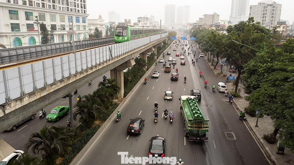 Đoạn đường Nguyễn Trãi hướng về Ngã Tư Sở vốn là một trong những tuyến đường thường xuyên ùn tắc giao thông nay lại thông thoáng lạ thường. Kể cả vào giờ cao điểm như đầu giờ sáng nay (4/3).