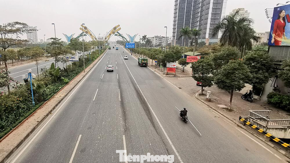 Trục đường Võ Trí Công hướng lên cầu Nhật Tân thưa vắng người và xe.