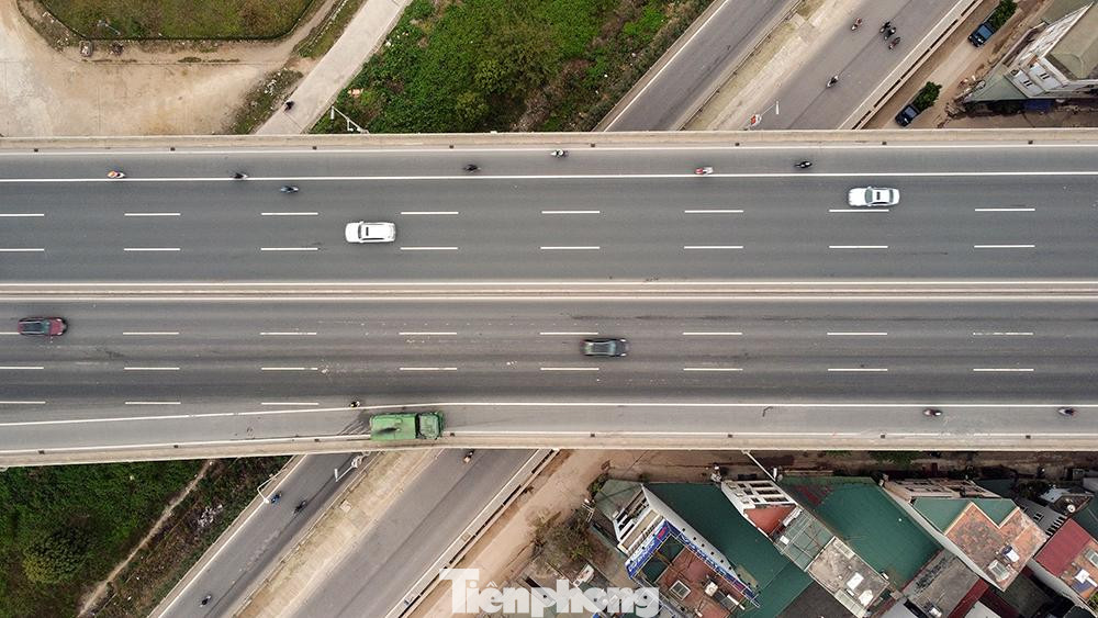 Ghi nhận tại một đoạn đường mặt cầu Nhật Tân vượt qua trục đường An Dương Vương.