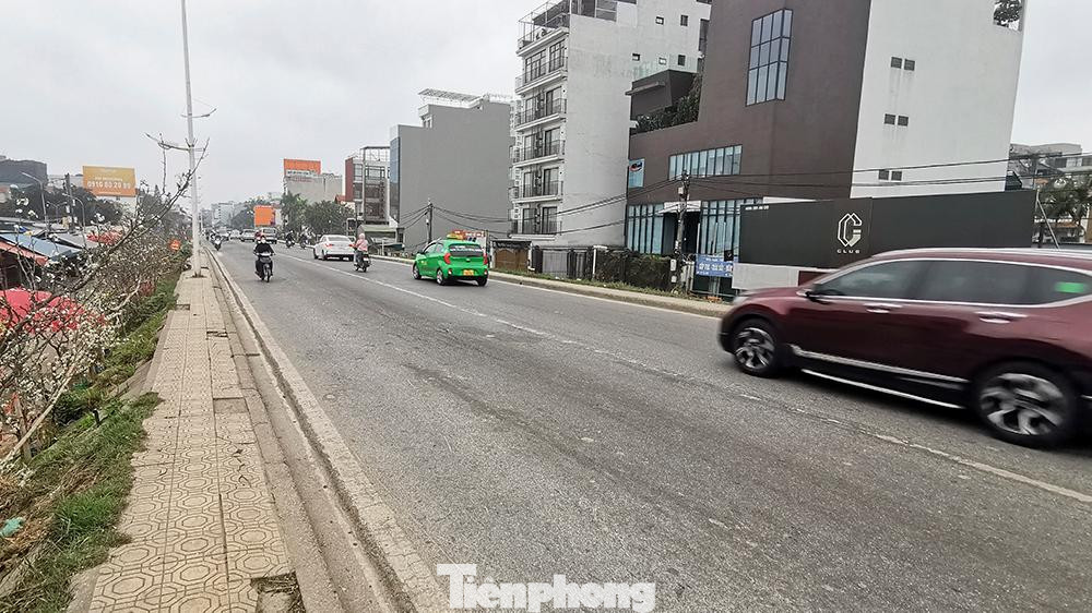 Điểm thường xuyên ùn tắc giao thông trước chợ hoa Quảng An, mấy ngày nay vô cùng thông thoáng.