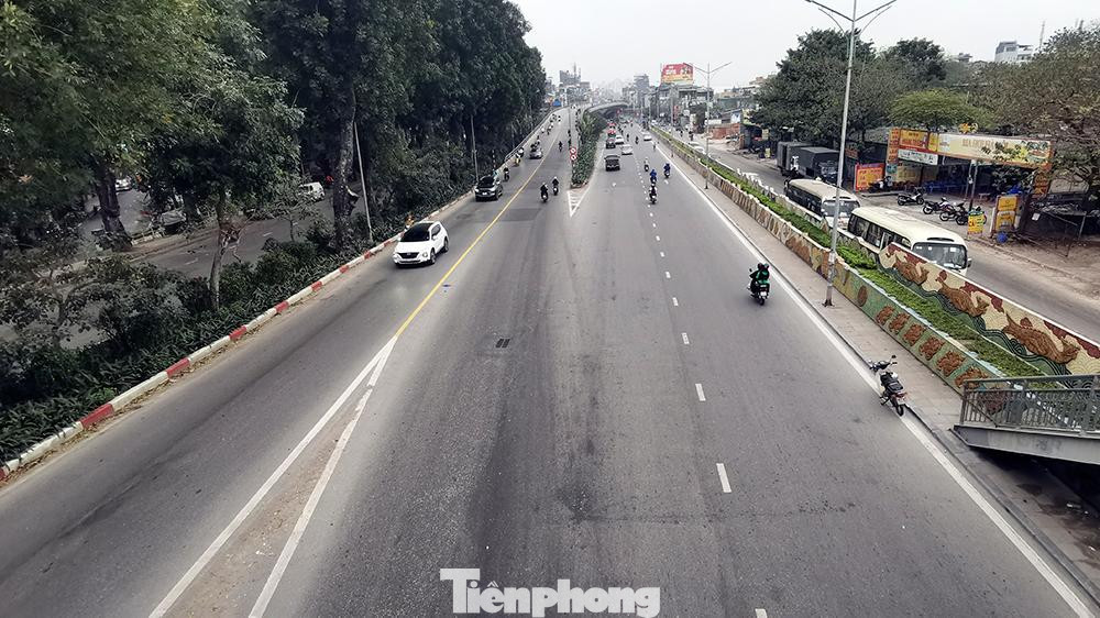 Cùng thời điểm đầu giờ sáng, đường Yên Phụ hướng cầu vượt đầu đường Thanh Niên.