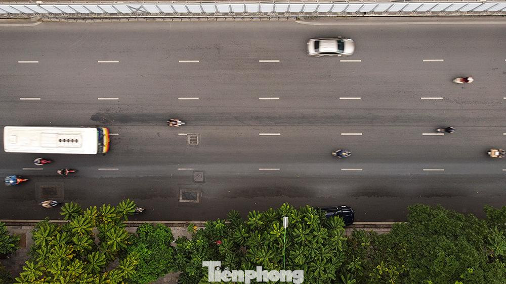 Nếu như trước kia, trong giờ cao điểm, tuyến đường này thường xuyên xảy ra tình trạng ùn cục bộ kéo dài, ô tô xếp thành 5 - 6 hàng, xe máy phải đi lên vỉa hè, thì bây giờ lượng phương tiện chỉ lác đác trên đường.