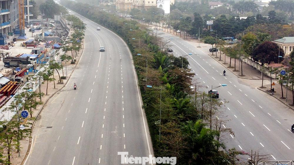 Những con đường cửa ngõ Hà Nội, xe cộ vắng hơn cả những ngày Tết nguyên đán vừa qua.
