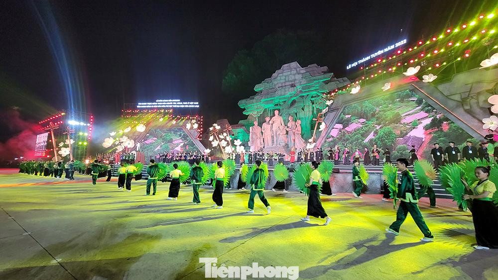 Sân khấu đón bằng di sản Then được dựng lên trong Quảng trường Nguyễn Tất Thành, dưới chân tượng đài Bác Hồ và nhân dân các dân tộc tỉnh Tuyên Quang.