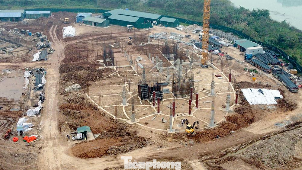 Nhà B đang trong giai đoạn thi công phần cọc, trên công trường luôn duy trì 2 máy ép làm việc hết công suất. Nhà thầu đang triển khai đào đất và thi công tầng ngầm. Nhà B đang trong giai đoạn thi công phần cọc, trên công trường luôn duy trì 2 máy ép làm việc hết công suất. Nhà thầu đang triển khai đào đất và thi công tầng ngầm.