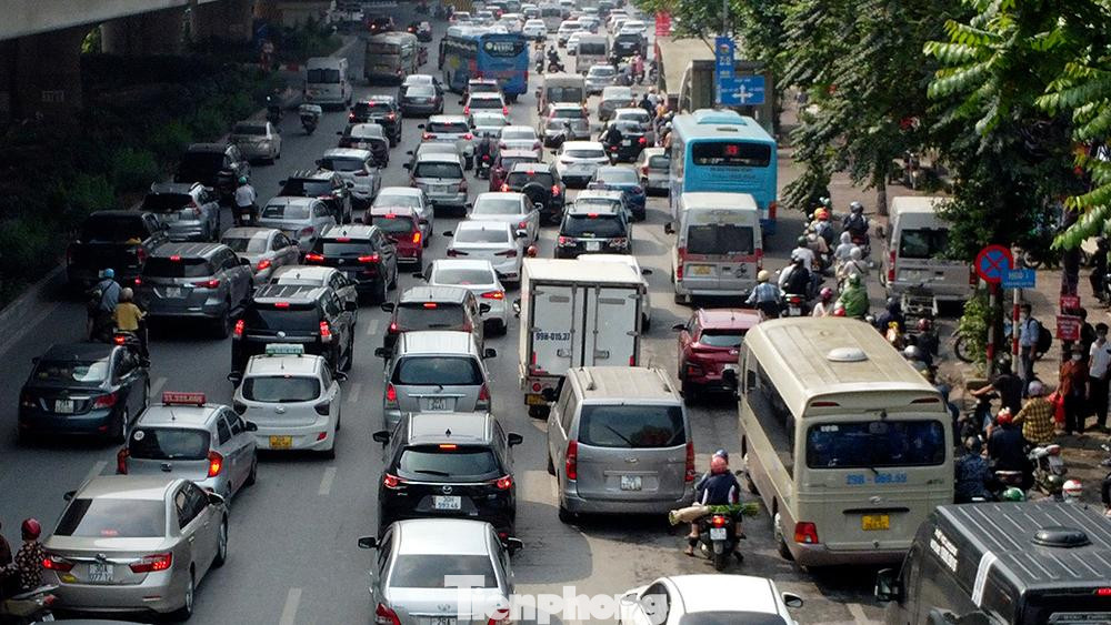 Đường Phạm Hùng thời điểm 9h15 sáng nay "chật ních" xe cộ.