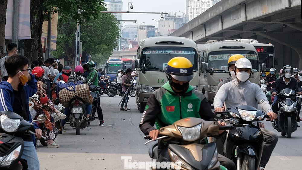 Trước cửa bến xe Mỹ Đình, nhiều hành khách không vào bến mua vé mà "vẫy xe" phía ngoài khiến giao thông hỗn loạn.
