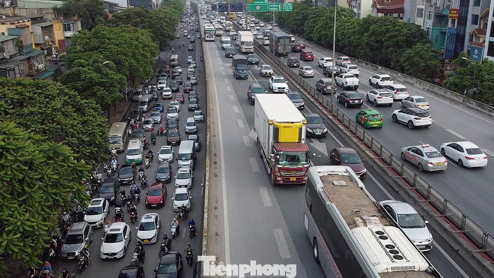 Tuyến đường vành đai 3 tắc cứng cả trên cao và làn đường phía dưới.