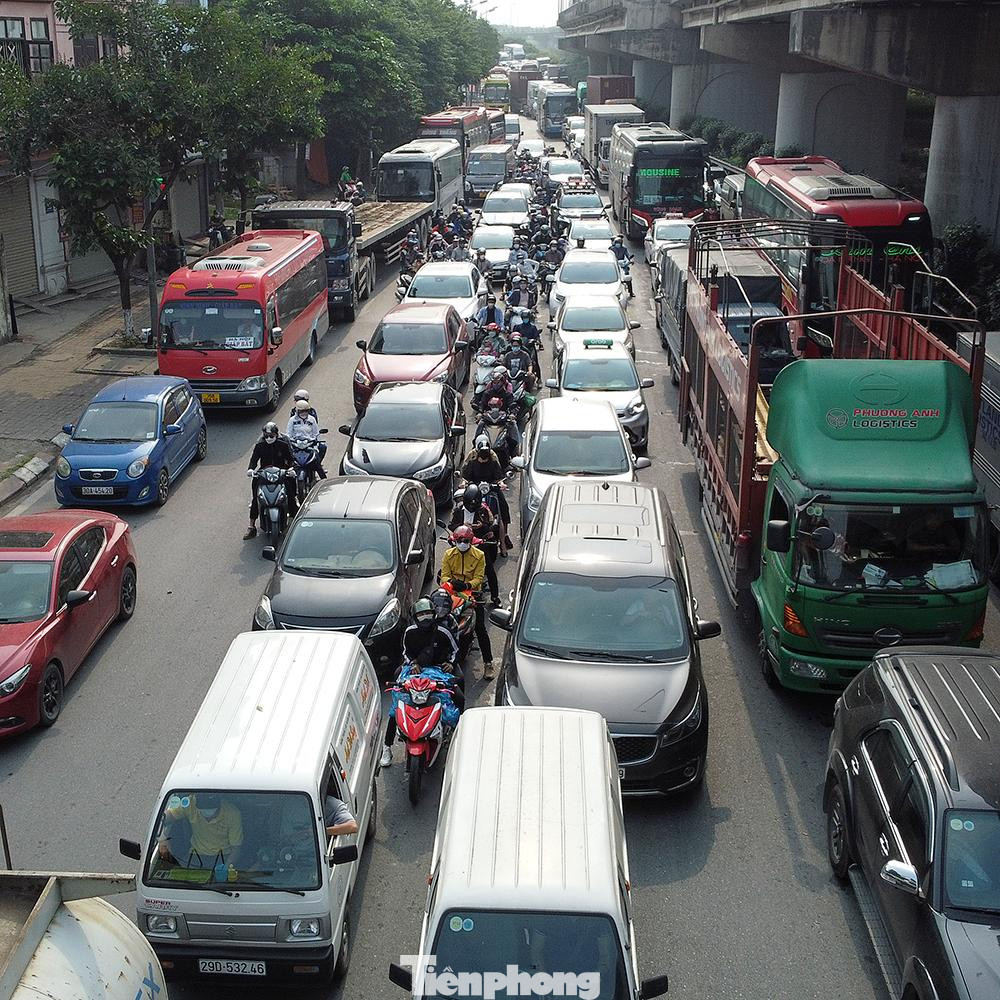 Các phương tiện "đứng im" tại lối lên xuống của đường trên cao đoạn Pháp Vân.