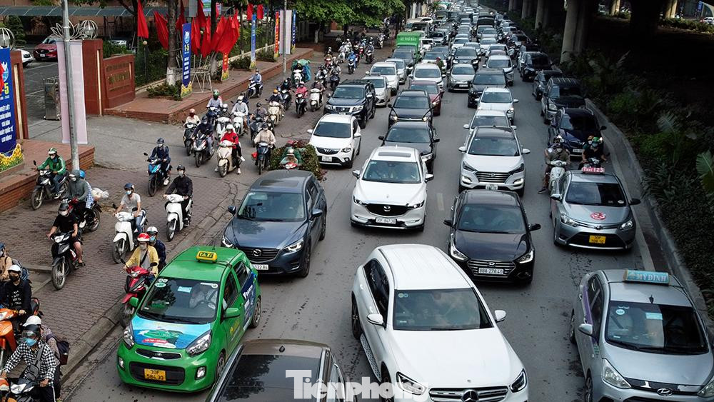 Xe máy phải đi lên vỉa hè vì làn đường ô tô đi hàng 4, hàng 5.