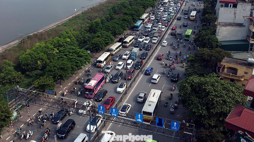 Một đoạn đường Giải Phóng đông nghịt xe cộ vào thời điểm 8h30 sáng nay.