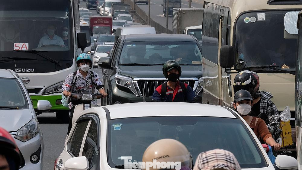 Kỳ nghỉ lễ năm nay, nhiều người dân tranh thủ về quê và đi du lịch khiến lượng phương tiện giao thông tại các cửa ngõ Thủ đô tăng cao đột biến.