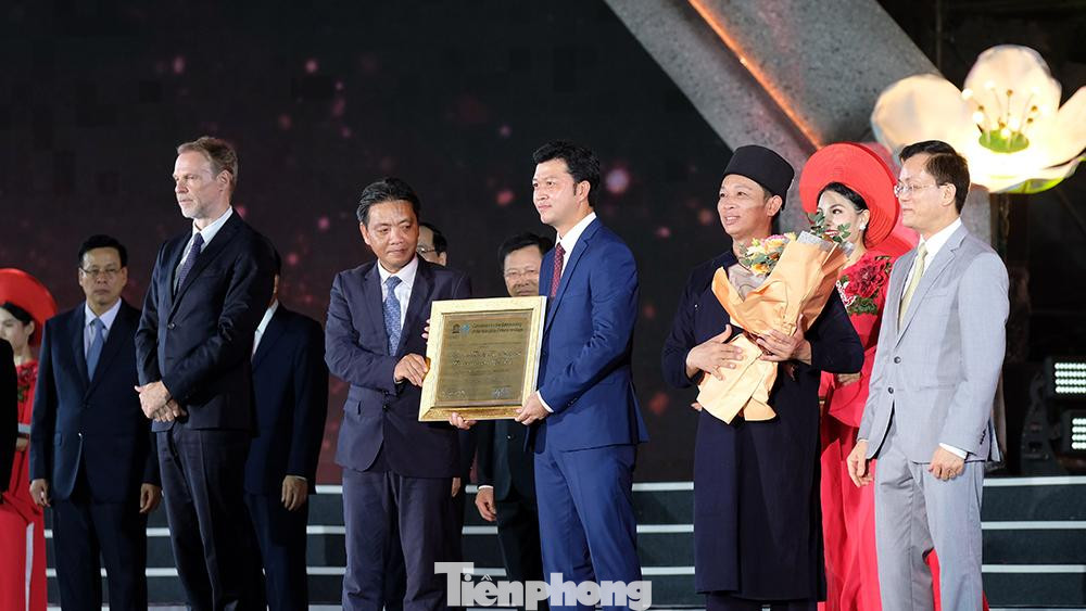Trưởng Đại diện UNESCO Việt Nam trao bằng ghi danh di sản Then.