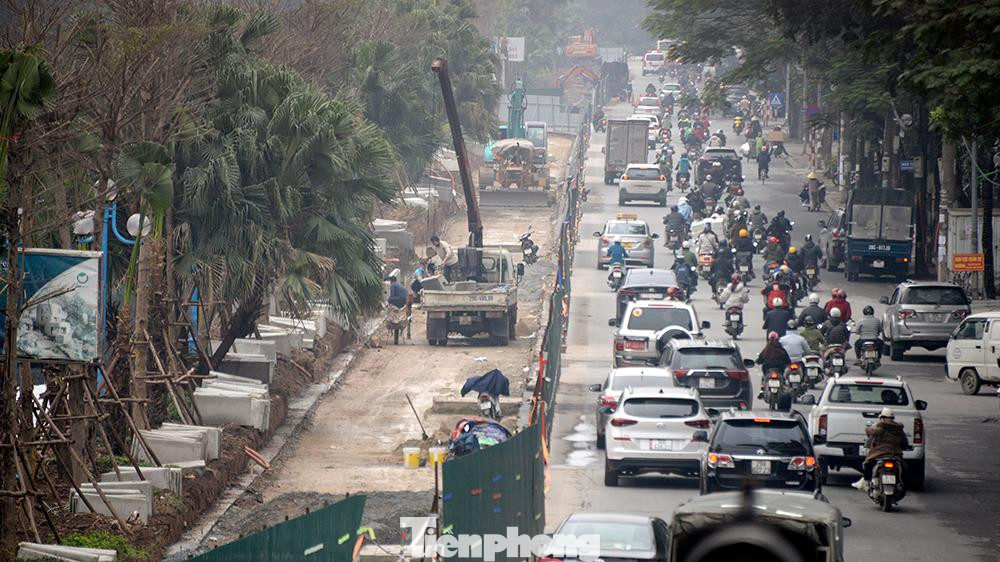 Toàn tuyến đường Hoàng Quốc Việt (Cầu Giấy, Hà Nội) với chiều dài 2,4km được khẩn trương thi công xén dải phân cách mở rộng lòng đường.