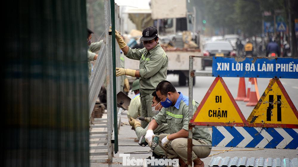 Công tác rào chắn giữa phần đường thi công mở rộng dải phân cách và phần đường dành cho phương tiện giao thông của phần đường còn lại đang khẩn trương thực hiện.