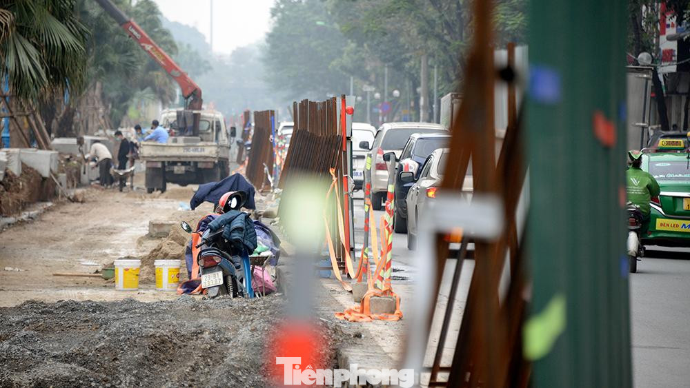 Trong thời gian thi công này, các phương tiện lưu thông bình thường trên hai chiều Hoàng Quốc Việt từ nút Bưởi - Võ Chí Công đến nút giao đường Phạm Văn Đồng.