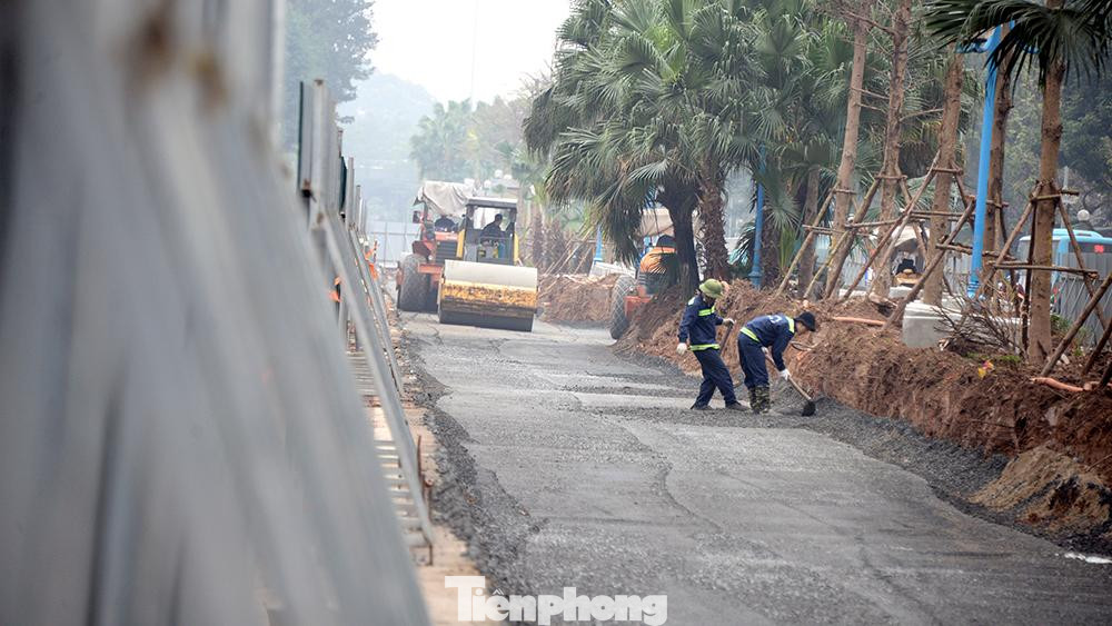 Phía đầu đường, nơi tiếp giáp với đường bưởi, đơn vị thi công đang thực hiện đầm lu cốt nền để hoàn thành những hạng mục đầu tiên của dự án.