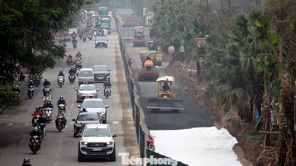 Trước đó, từ tháng 7 đến tháng 9/2021, Ban Duy tu giao thông cũng đã thực hiện việc xén, điều chỉnh vỉa hè trên phố Liễu Giai - Văn Cao.