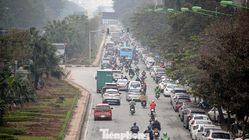 Phần đường Hoàng Quốc Việt từ ngã tư cầu vượt Nguyễn Văn Huyên đến đường Phạm Văn Đồng, tất cả cây xanh 2 bên dải phân cách đã được chặt hạ và đánh chuyển.