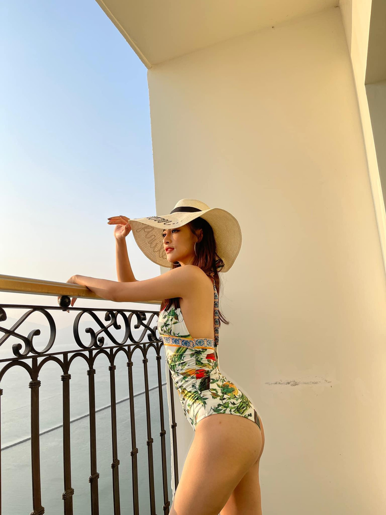 Á hậu Kiều Loan diện áo tắm họa tiết hoa khoe dáng cực 'gắt'.