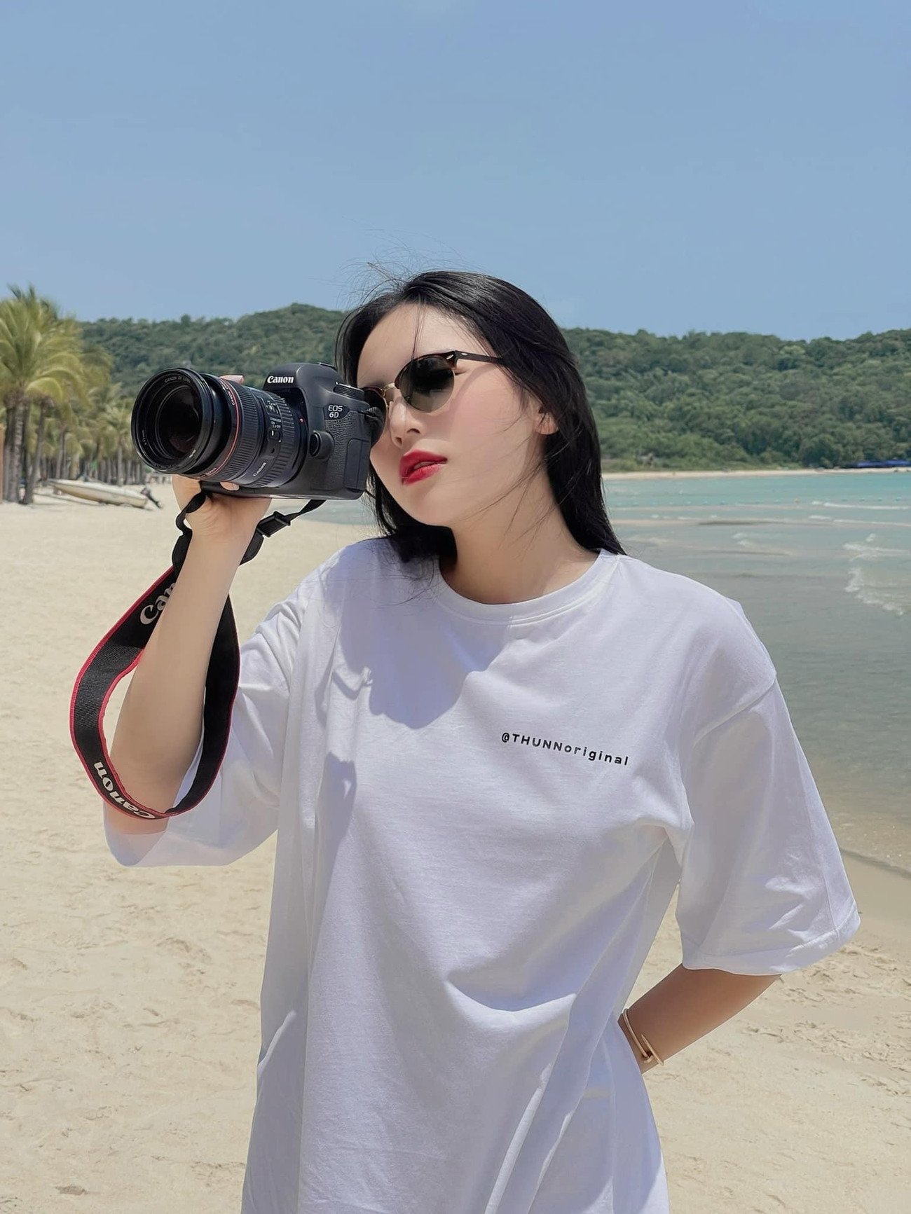 Hoa hậu Kỳ Duyên giản dị với áo trắng nhưng vẫn vô cùng xinh đẹp khi khoe dáng trên biển.