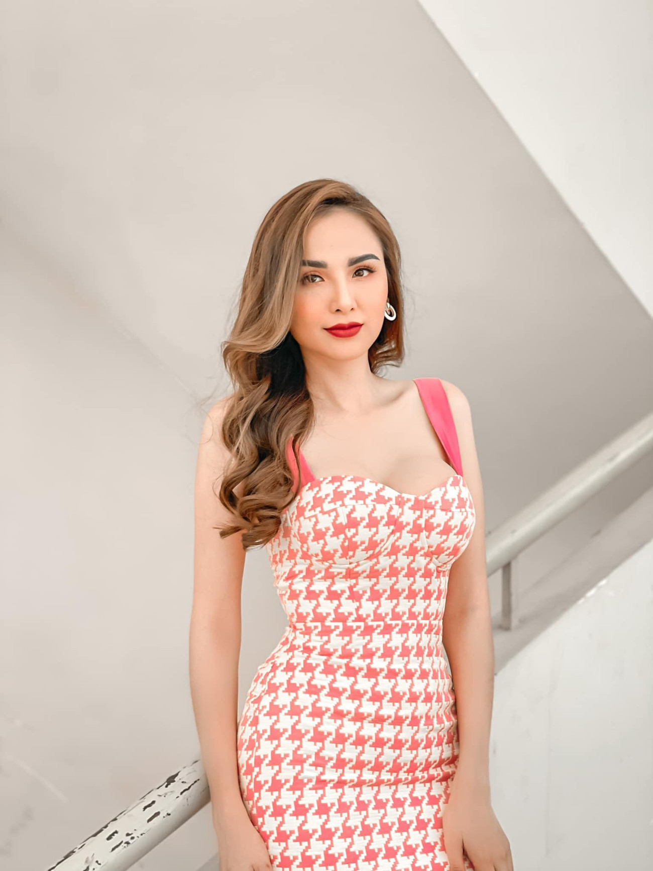 Hoa hậu Diễm Hương diện váy họa tiết bắt mắt khoe vòng một nóng bỏng.