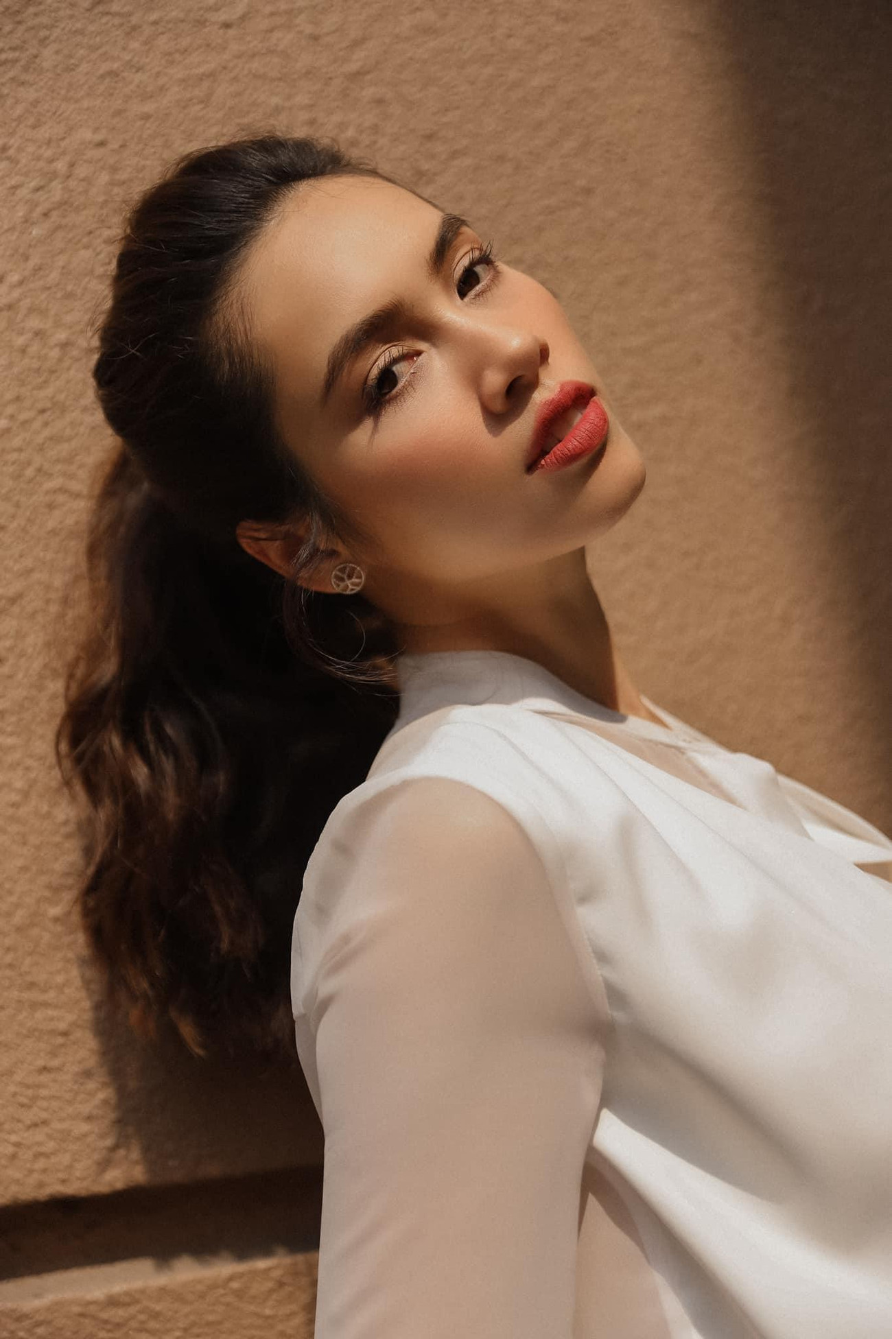 Á hậu Hoàng My xinh đẹp tinh khiết không tì vết dưới ánh nắng mai.