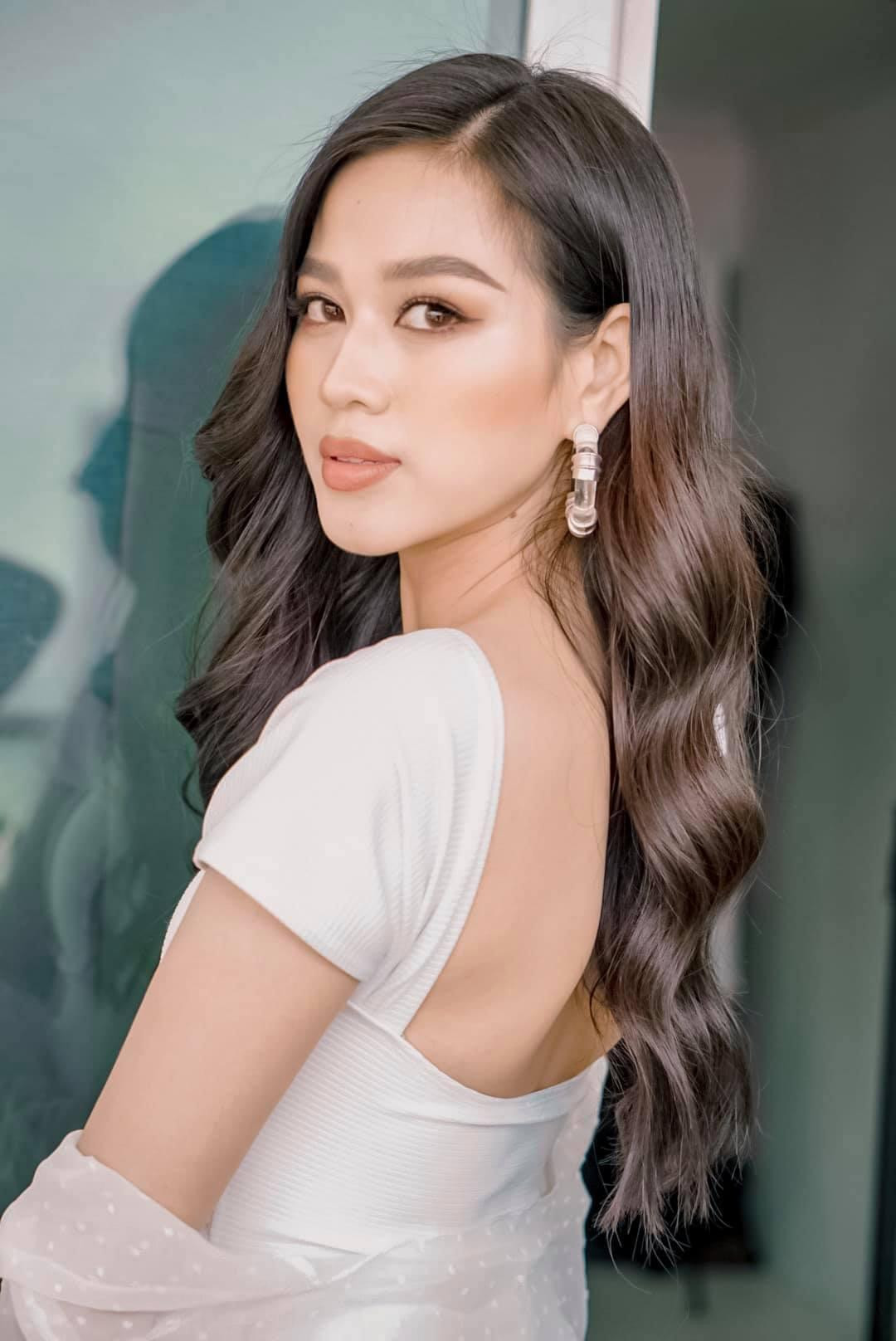 Bộ váy còn giúp nàng hậu xứ Thanh khoe lưng trần quyến rũ.