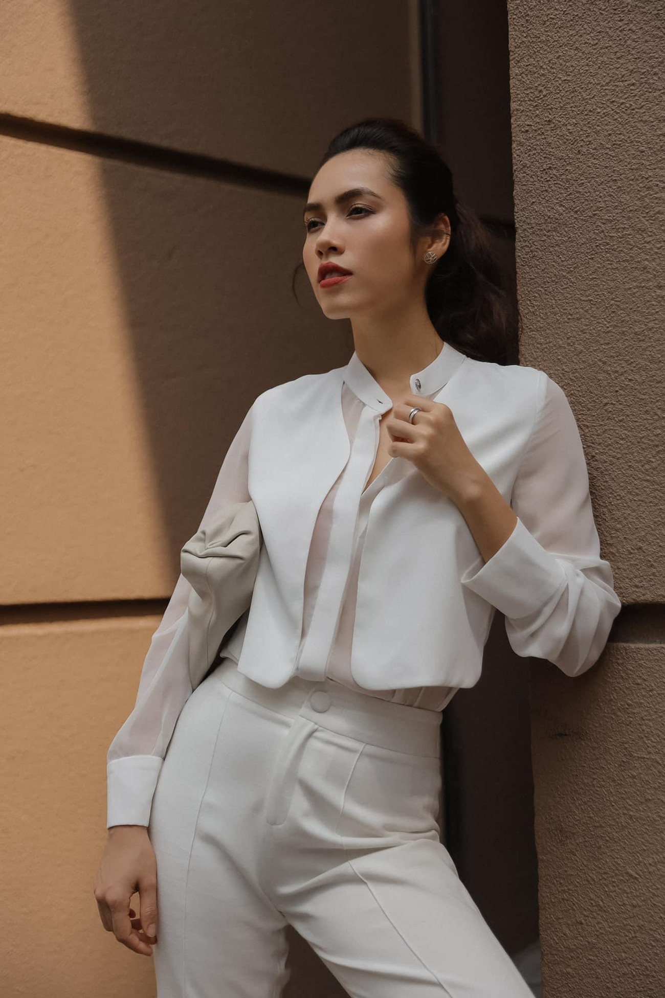 Á hậu Việt Nam 2010 diện cay 'cây' trắng kín đáo, thanh lịch nhưng vẫn vô cùng cuốn hút với thần thái kiêu sa.