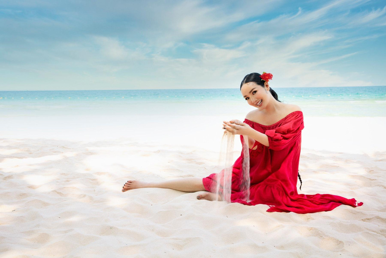 Hoa hậu Giáng My diện váy đỏ rực, khoe vai trần quyến rũ trên biển Phú Quốc.