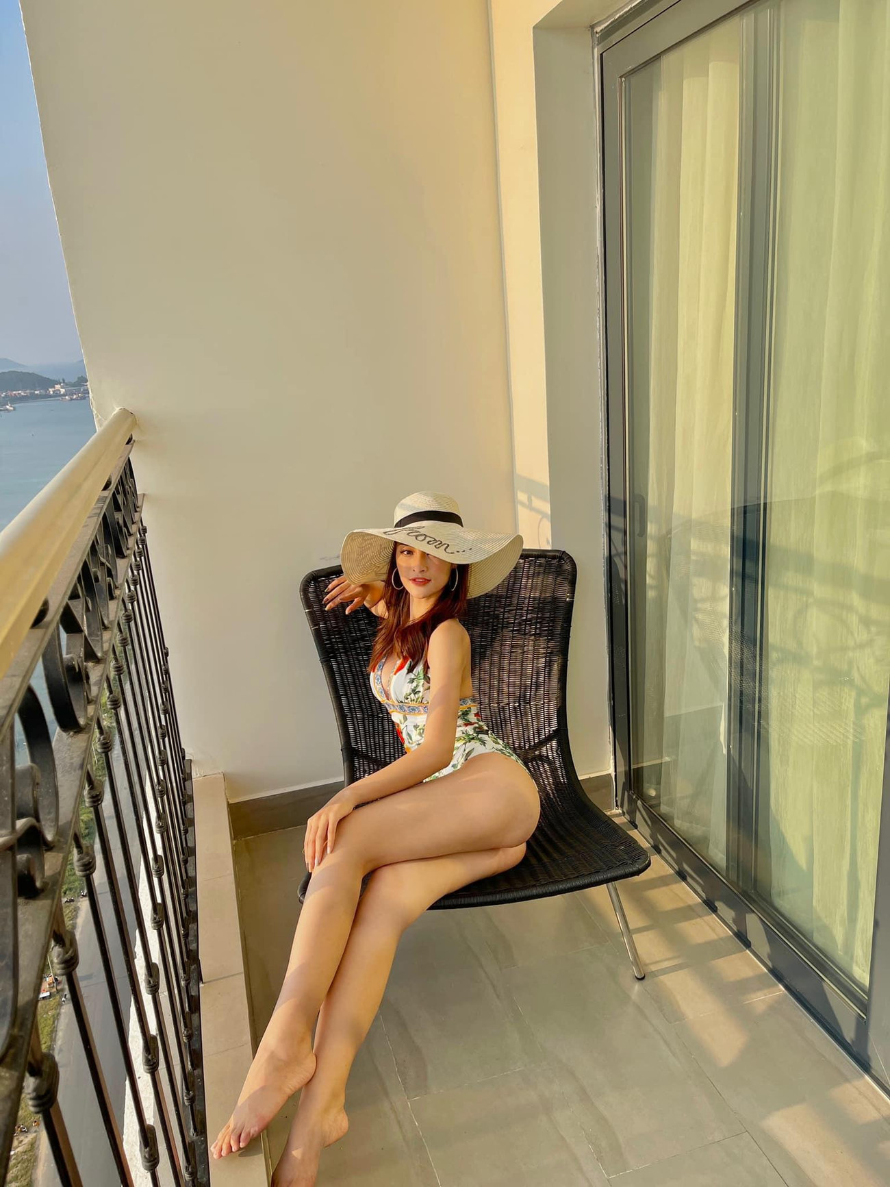 Nàng Á hậu sinh năm 2000 có phong cách thời trang ngày càng táo bạo, gợi cảm.