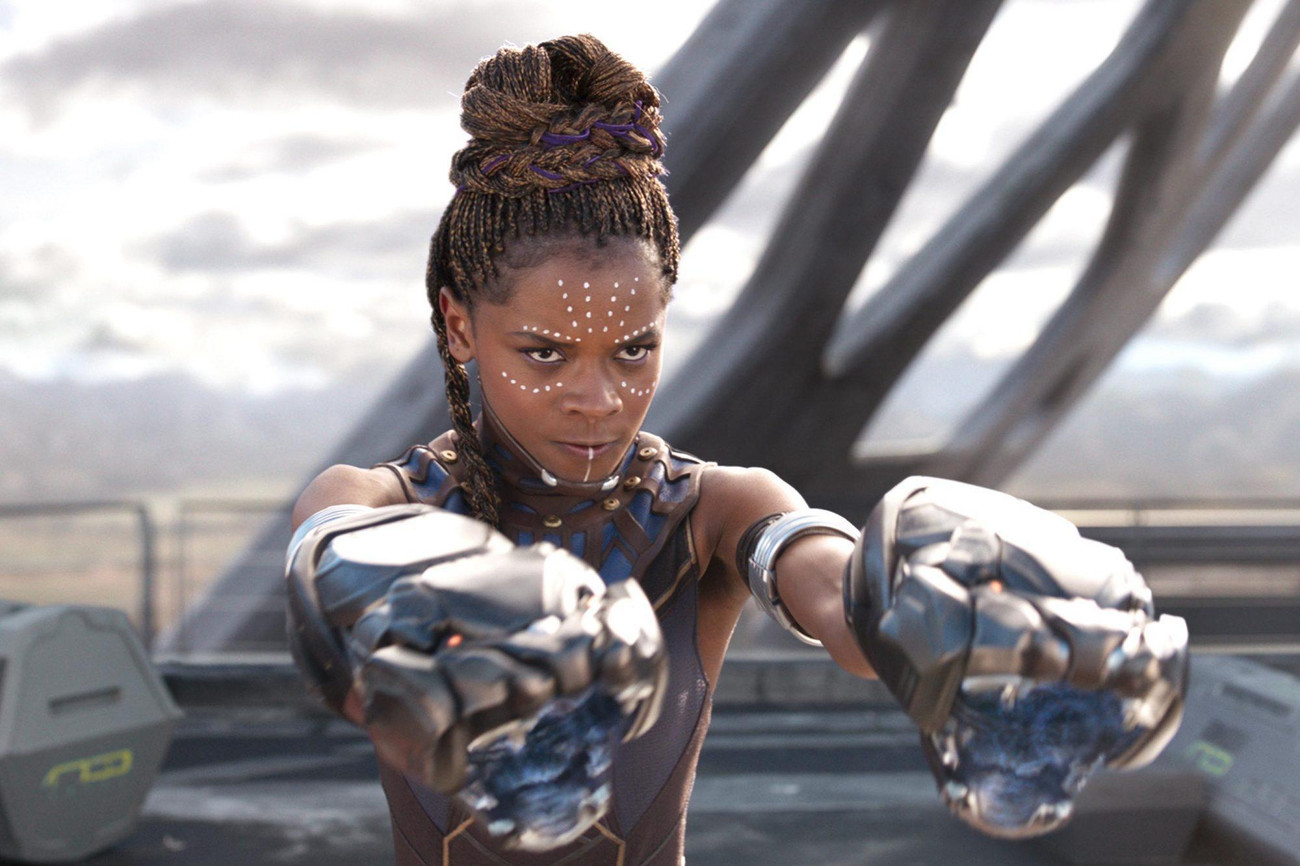 Tạo hình nữ diễn viên Letitia Wright trong vai công chúa Shuri.