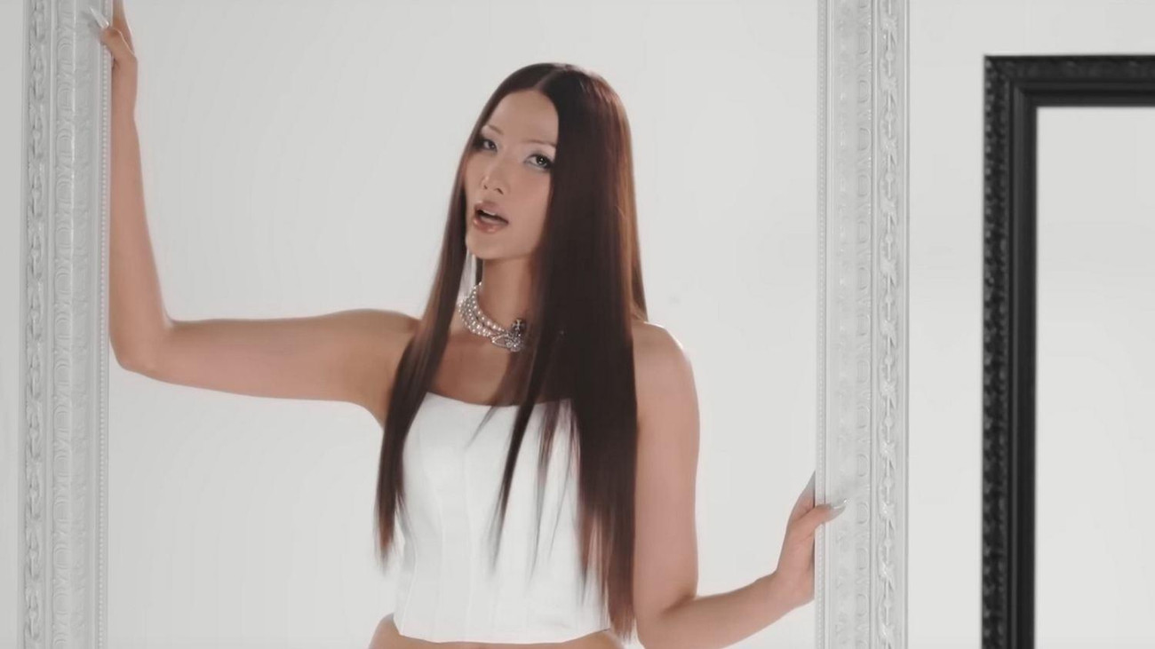 Dù không có nhiều kinh nghiệm ca hát, siêu mẫu Hoàng Thùy vẫn tự tin thể hiện ca khúc mà không chịu nhiều áp lực trước các đàn anh, đàn chị. Dù không có nhiều kinh nghiệm ca hát, siêu mẫu Hoàng Thùy vẫn tự tin thể hiện ca khúc mà không chịu nhiều áp lực trước các đàn anh, đàn chị.