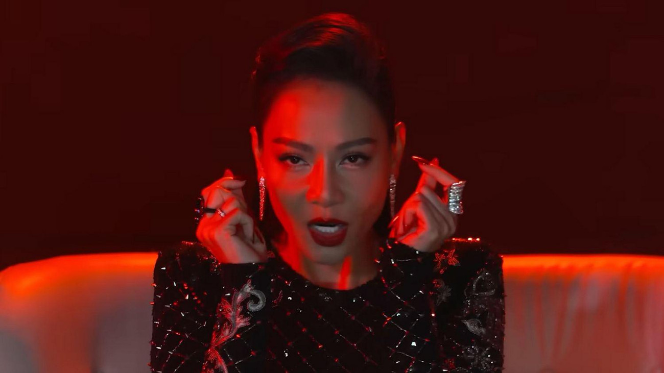 Hình ảnh Thu Minh trong MV Hạnh Phúc Máu. Hình ảnh Thu Minh trong MV Hạnh Phúc Máu.