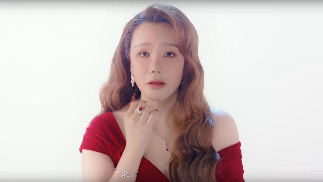 Phiên bản của Hồ Quỳnh Hương hiện dẫn đầu về lượt xem trong loạt 15 MV. Phiên bản của Hồ Quỳnh Hương hiện dẫn đầu về lượt xem trong loạt 15 MV.