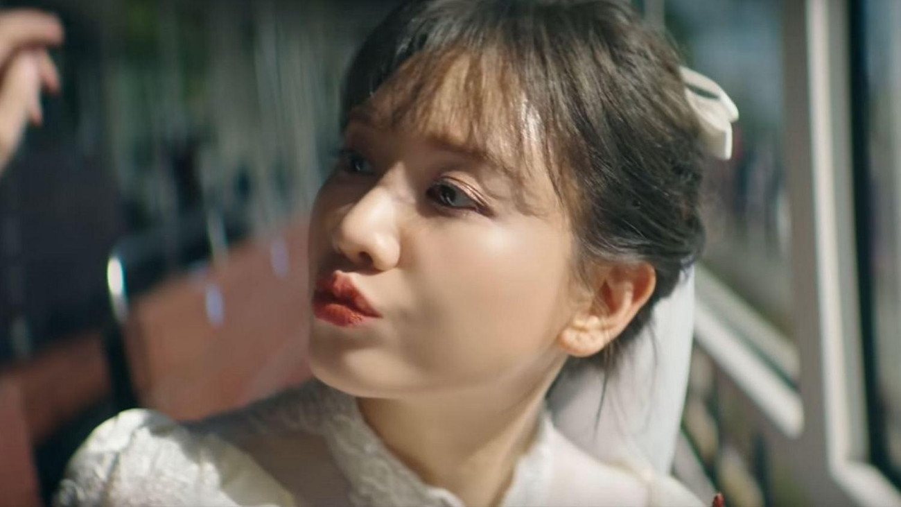 Khác ông xã, Hari Won chọn màu sắc trẻ trung, hơi hướm Kpop cho MV Như anh đã mong chờ. Khác ông xã, Hari Won chọn màu sắc trẻ trung, hơi hướm Kpop cho MV Như anh đã mong chờ.