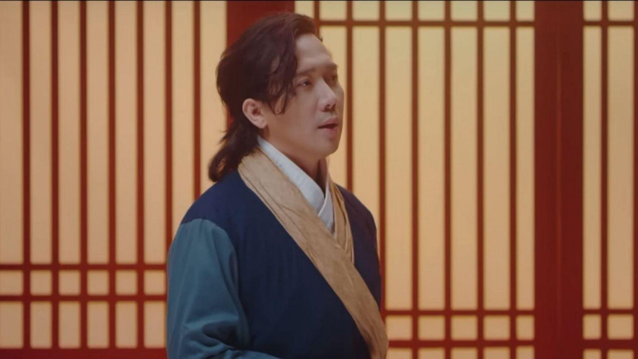 Tạo hình của Trấn Thành trong MV Chưa đủ để giữ em. Tạo hình của Trấn Thành trong MV Chưa đủ để giữ em.