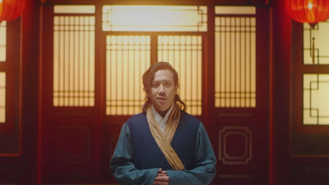 Chọn phong cách cổ trang nhưng MV của Trấn Thành còn đơn giản, phần âm nhạc chưa ấn tượng. Chọn phong cách cổ trang nhưng MV của Trấn Thành còn đơn giản, phần âm nhạc chưa ấn tượng.