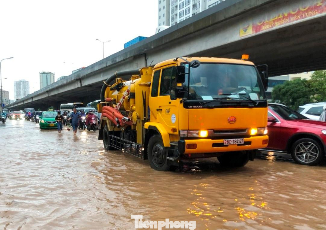 Xe thông hút, ứng cứu úng ngập cũng bị ùn tắc trên đường.