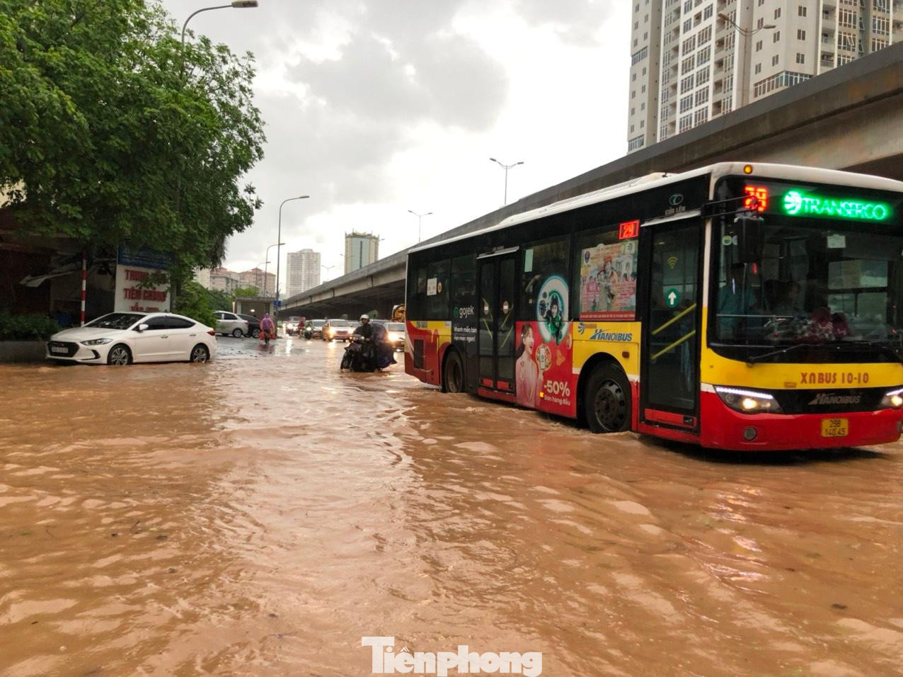 Ngập sâu trên đường Nguyễn Xiển - Khuất Duy Tiến.