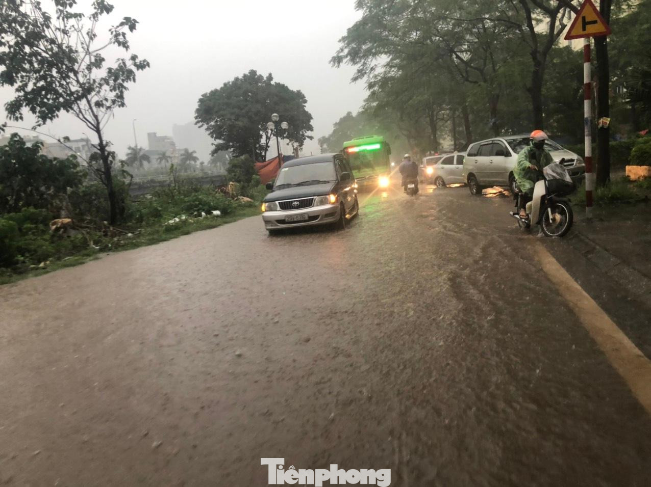 Ngập sâu trên đường Kim Giang khiến ô tô con BKS 29V-631x chết máy đứng giữa đường, chặn lối đi di chuyển của nhiều phương tiện khác.