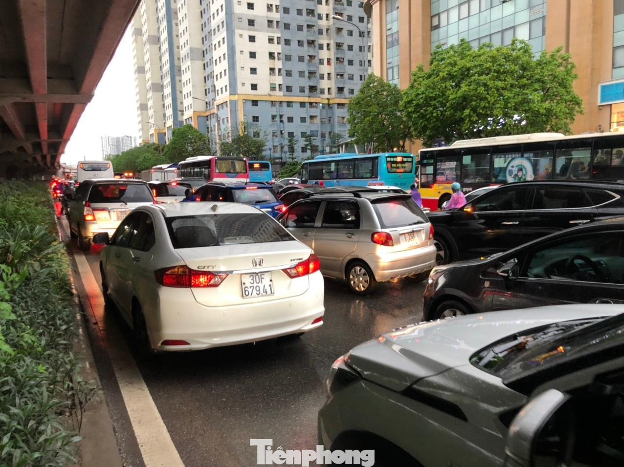 Đến 16h45 chiều nay, mưa ngớt nửa tiếng nhưng đường Vành đai 3 vẫn ùn tắc do ngập vẫn còn xảy ra nhiều vị trí.