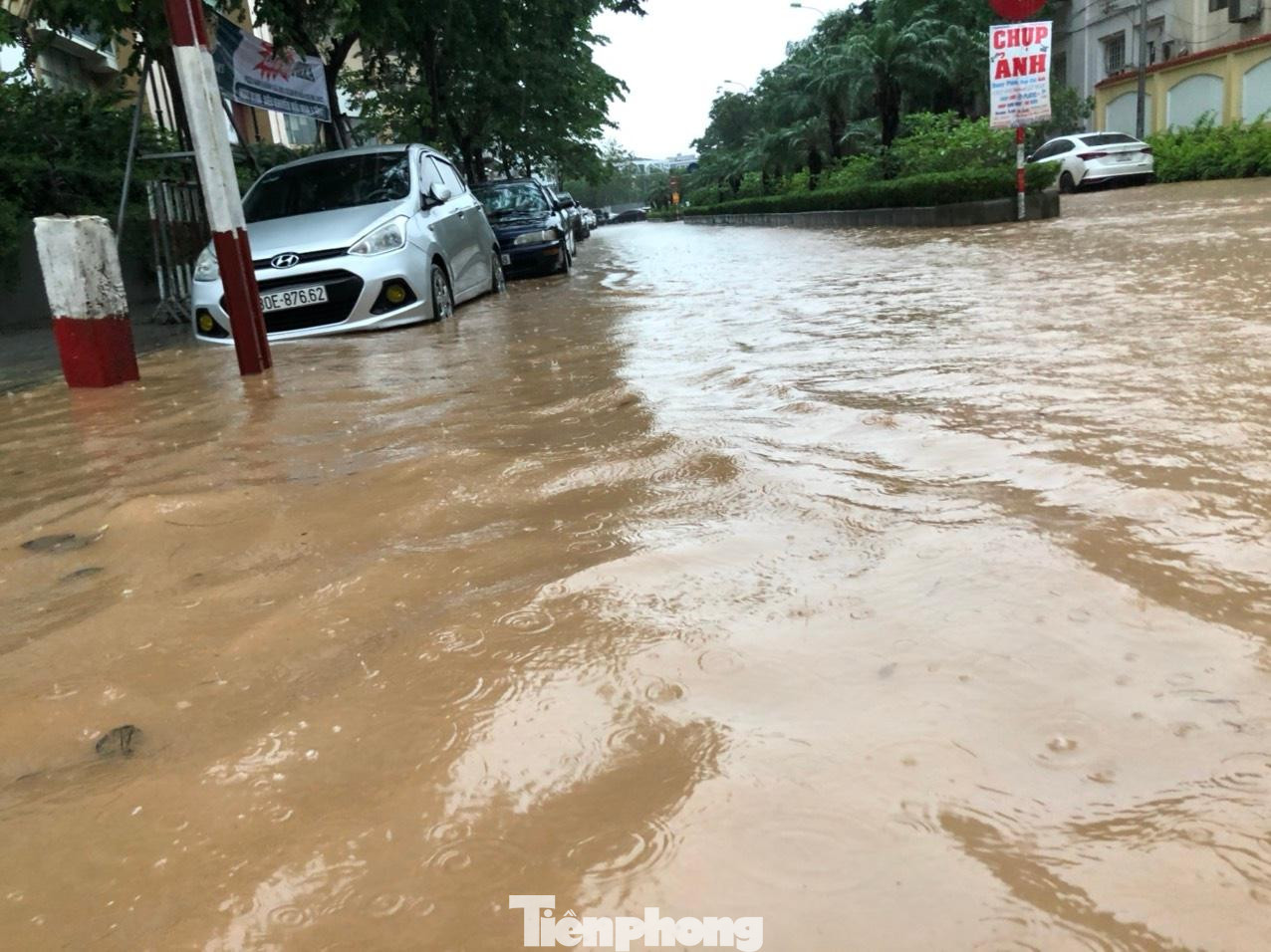Các tuyến đường trong khu đô thị Kim Văn - Kim Lũ nước mưa cũng ngập hơn nửa bánh ô tô, giao thông bị phong tỏa.